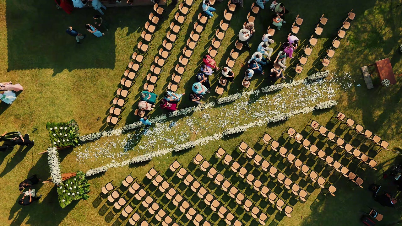 Cerimônia de casamento ao ar livre vista de cima, com as fileiras de cadeiras e o caminho até o altar